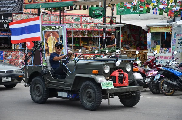 Camión gigante lleva foto del recientemente fallecido rey de Tailandia — Foto de Stock