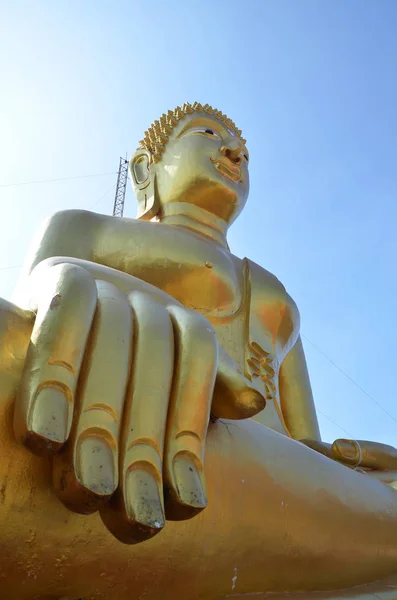 Złoty posąg Buddy z Wielkiego Buddy nad niebieski niebo — Zdjęcie stockowe
