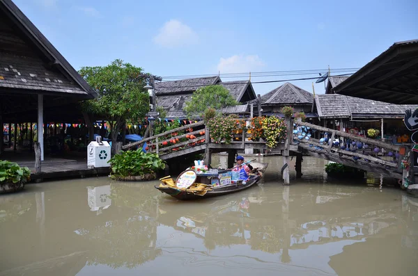 Travel and shopping in Pattaya Floating Market — Stock Photo, Image