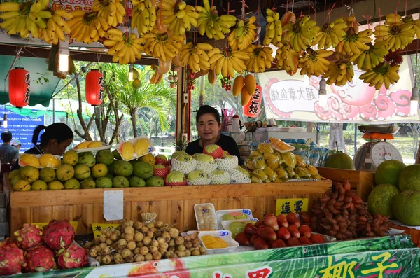 Różnego rodzaju owoce na targu w Pattaya — Zdjęcie stockowe