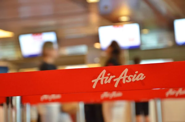 Cinta roja con inscripción Airasia en el aeropuerto de Changi, Singapur — Foto de Stock