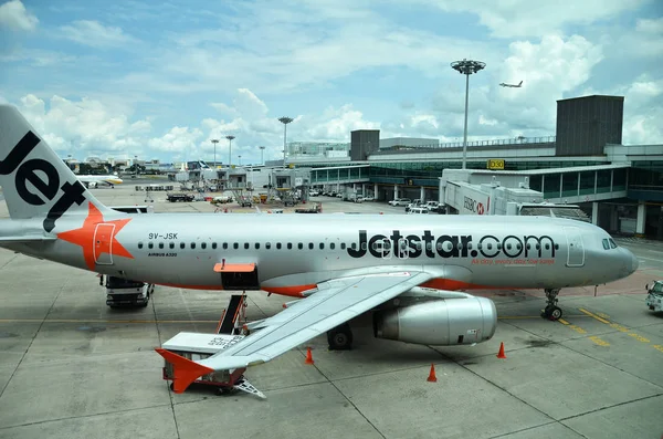 Jetstar αεροσκαφών στο Αεροδρόμιο Changi της Σιγκαπούρης — Φωτογραφία Αρχείου