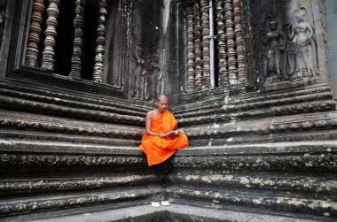 Angkor Wat Tapınağı'nda Monk derin derin düşünür