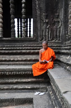 Angkor Wat Tapınağı'nda Monk derin derin düşünür