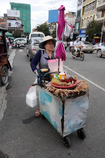 Unidentified local woman street vendor in Siem Reap. — Stock Photo, Image