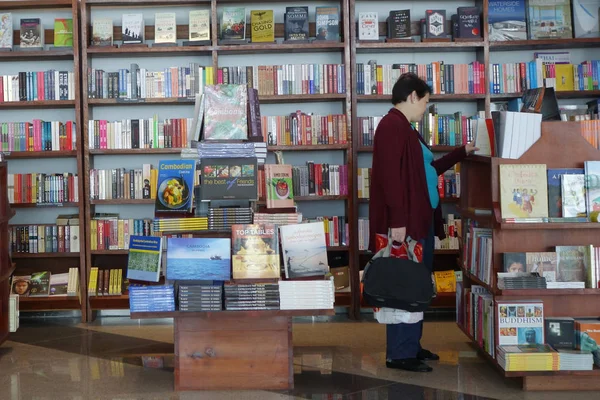 Магазины для покупателей книг в аэропорту Пномпень, Камбоджа . — стоковое фото