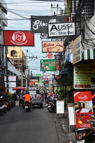 Carteles multicolores en la calle de Beach Road — Foto de Stock