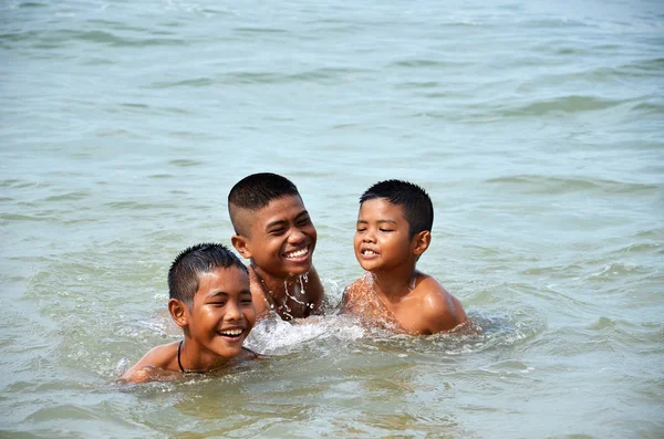Crianças divertidas nadando no mar em Pattaya — Fotografia de Stock
