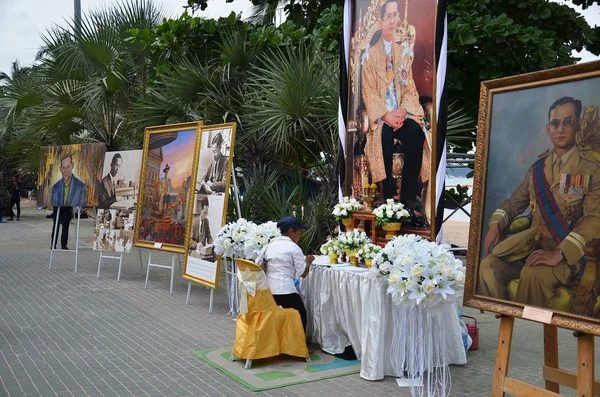 Ölen Kral Bhumibol Adulyadej anıt — Stok fotoğraf