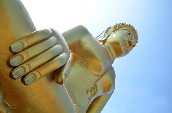 Goldene Buddha-Statue des großen Buddhas über blauem Himmel — Stockfoto