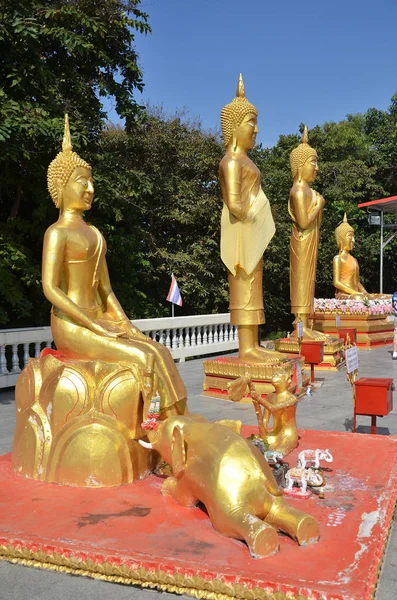 Buddha-Statue buddhistischer Tempel auf dem phra tmanak Hügel — Stockfoto