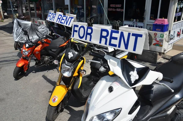 Motocykly k pronájmu mimo obchody v Pattaya — Stock fotografie