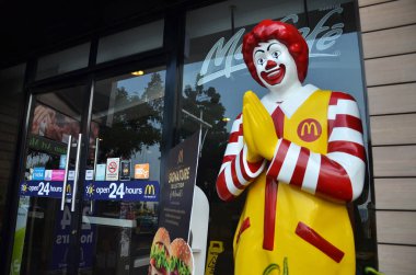 Ronald Mcdonald karakter entryway Mcdonals restoranına yakın