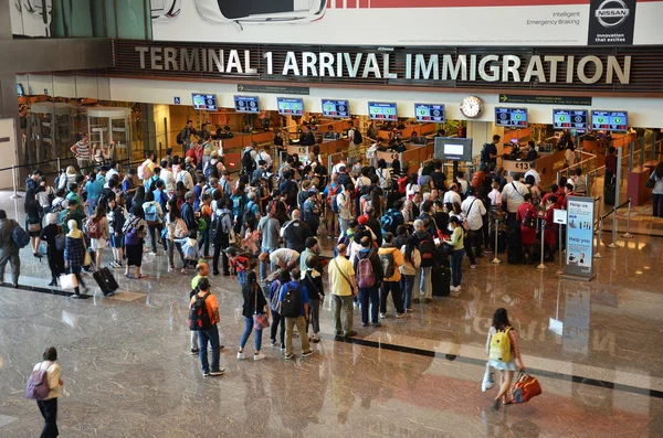 Reizigers Voer immigratiecontrole op Changi International Airp — Stockfoto