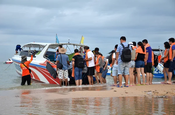 Parking bateau de vitesse sur la baie de Pattaya — Photo