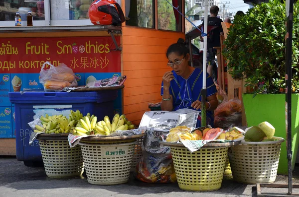 Varios tipos de frutas en un mercado en Pattaya — Foto de Stock