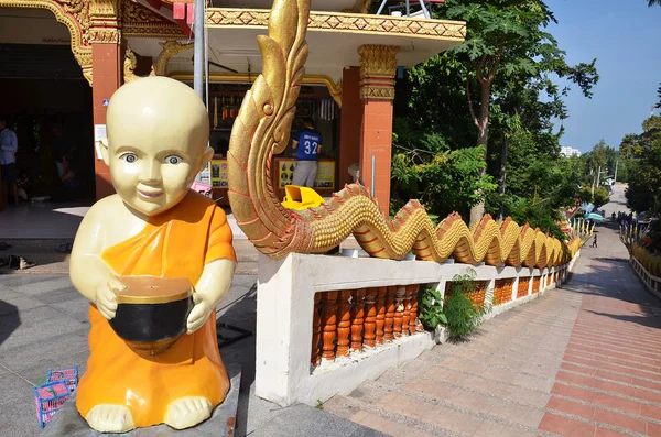 Świątyni buddyjskiej posąg Buddy na Phra Tmanak Hill — Zdjęcie stockowe