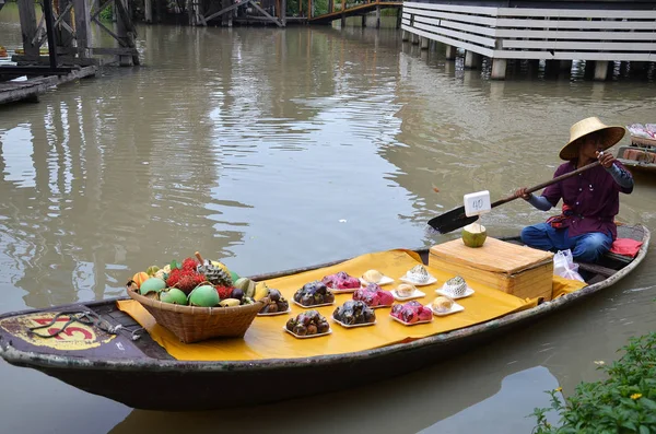 Travel and shopping in Pattaya Floating Market — Stock Photo, Image