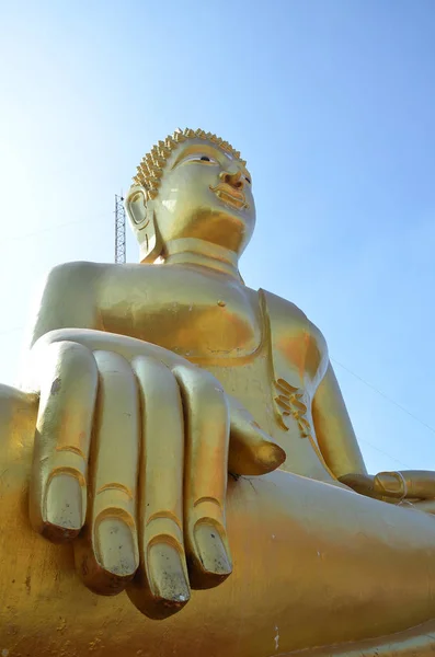 Goldene Buddha-Statue des großen Buddhas über blauem Himmel — Stockfoto