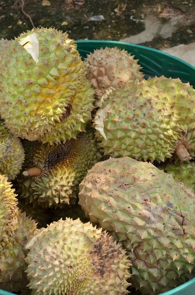 Kelompok durian di pasar . — Stok Foto