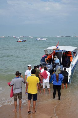 Pattaya körfezinin üzerinde otopark sürat teknesi