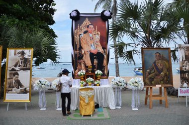 Ölen Kral Bhumibol Adulyadej anıt