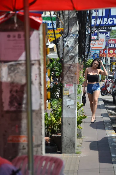 Ladyboy ходит по улице в Паттайе, Таиланд . — стоковое фото