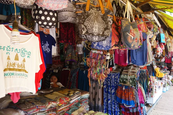Vendedor não identificado no mercado em Siem Reap — Fotografia de Stock