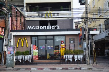 Ronald Mcdonald karakter Mcdonalds restoran yakınında
