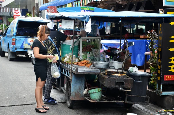 Os vendedores de barracas de comida de rua na cidade — Fotografia de Stock