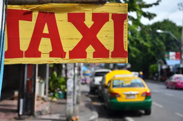 Kleurrijke taxi parkeren op het gebied van de parkeerplaats op de straat van Patt — Stockfoto