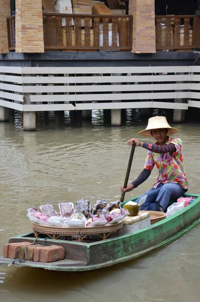 Travel and shopping in Pattaya Floating Market — Stock Photo, Image