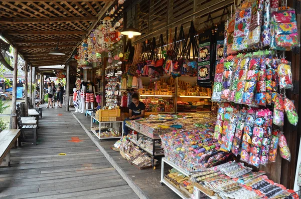 Viaggi e shopping a Pattaya Floating Market — Foto Stock