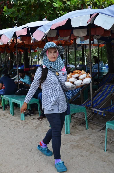 Comerciante local vendiendo souvenirs a turistas en la playa de Pattaya —  Fotos de Stock