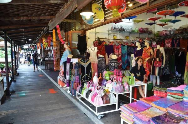 Viajes y compras en Pattaya Floating Market — Foto de Stock