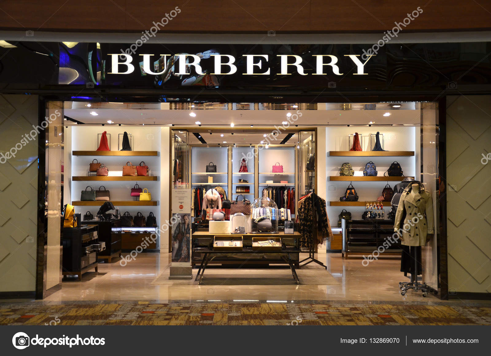 ubrugt bruger bypass Burberry fashion shop inside of Singapore Changi Airport. – Stock Editorial  Photo © tang90246 #132869070