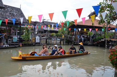 Seyahat ve Pattaya Suüstü Pazarı alışveriş