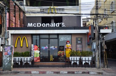 Ronald Mcdonald karakter Mcdonalds restoran yakınında