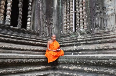 Angkor Wat Tapınağı'nda Monk derin derin düşünür
