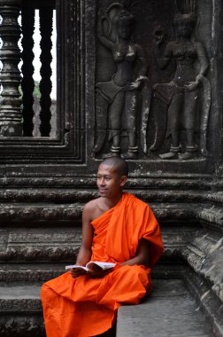 Angkor Wat Tapınağı'nda Monk derin derin düşünür