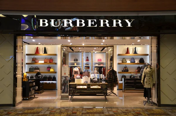 Burberry butik inne i Singapore Changi flygplats. — Stockfoto