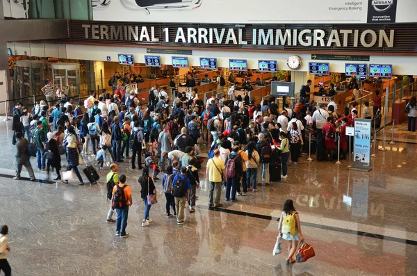 Weergave van de controle op de immigratie op Changi International Airport in S — Stockfoto