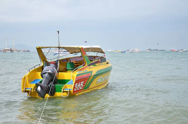 Parking bateau de vitesse sur la baie de Pattaya — Photo