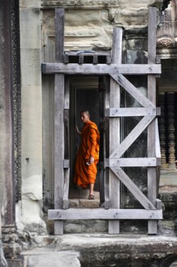 Monk Angkor Wat, antik bir tapınak girer