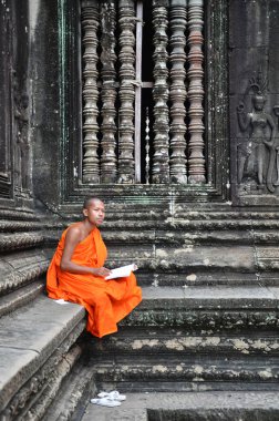 Angkor Wat Tapınağı'nda Monk derin derin düşünür