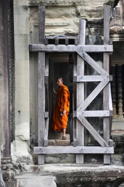 Monk Angkor Wat, antik bir tapınak girer