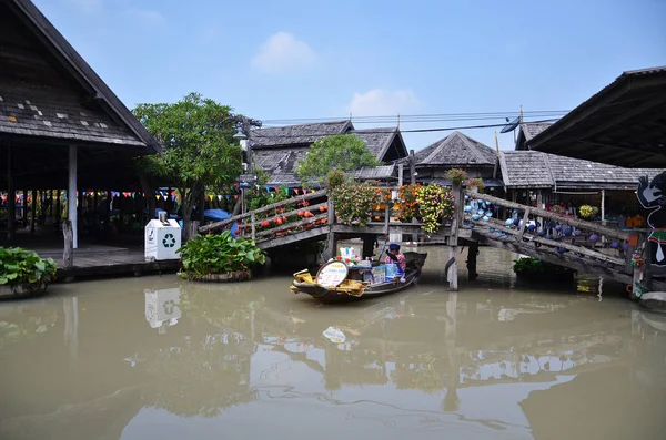 旅行和购物在芭堤雅水上市场 — 图库照片