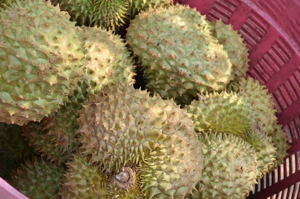 Kelompok durian di pasar . — Stok Foto