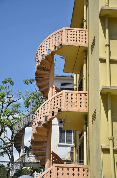 Escaleras de caracol coloridas —  Fotos de Stock
