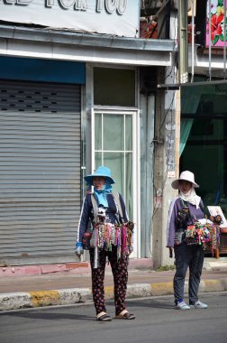 Pattaya Plajı'nda turistlere Hatıra Eşyası satan yerel tüccar